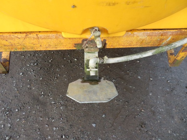 Dust suppression plate