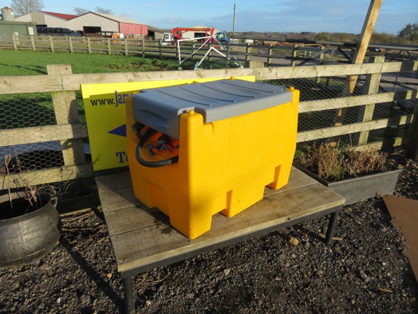 Portable fuel bowser for refuelling on site
