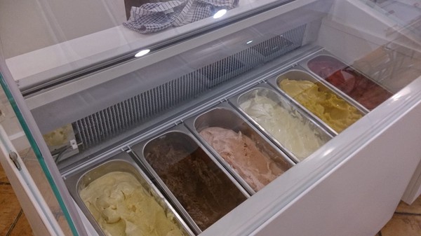 Ice cream display freezer with Napoli pans