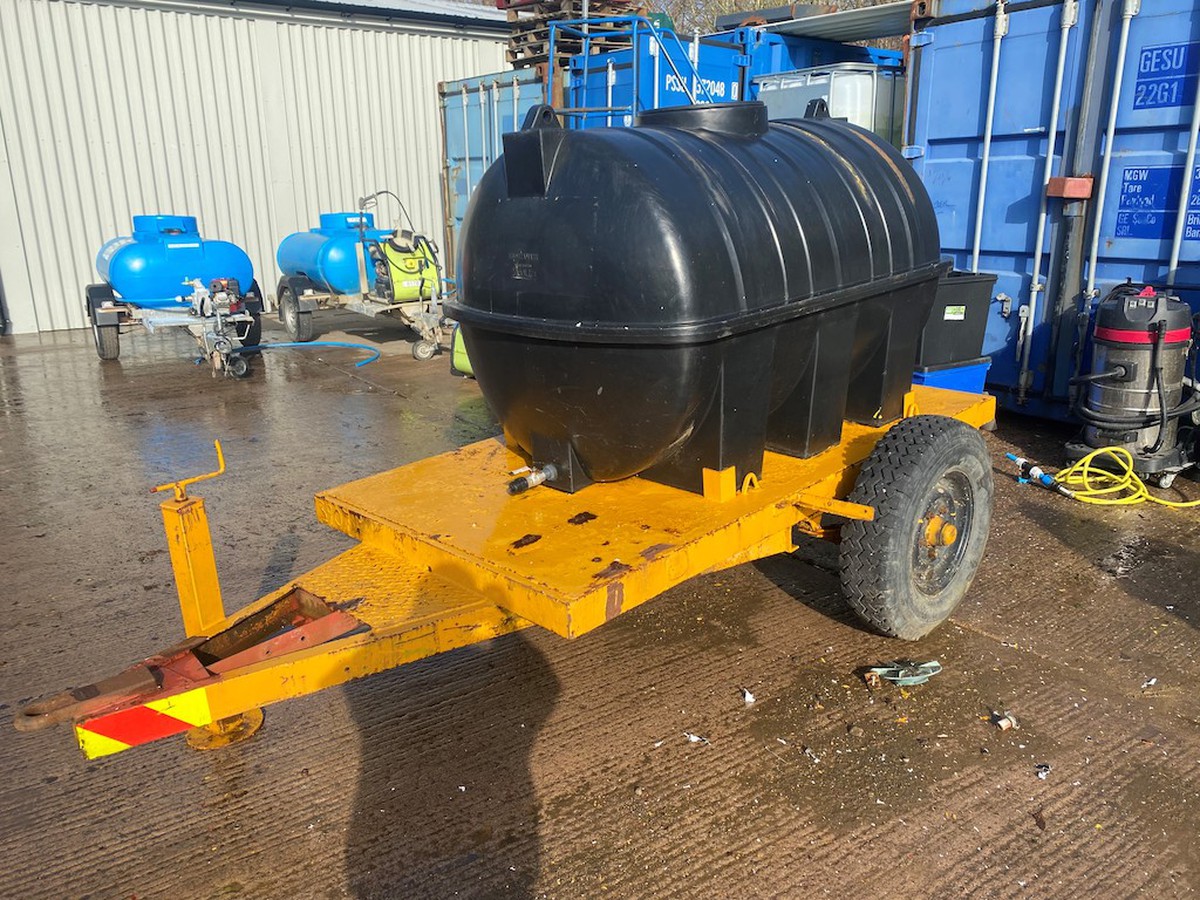 Secondhand Farm Equipment | Water Bowsers and Tankers | 2000 Litre ...