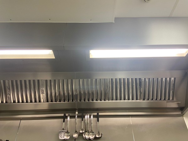 Stainless steel extraction canopy with lights