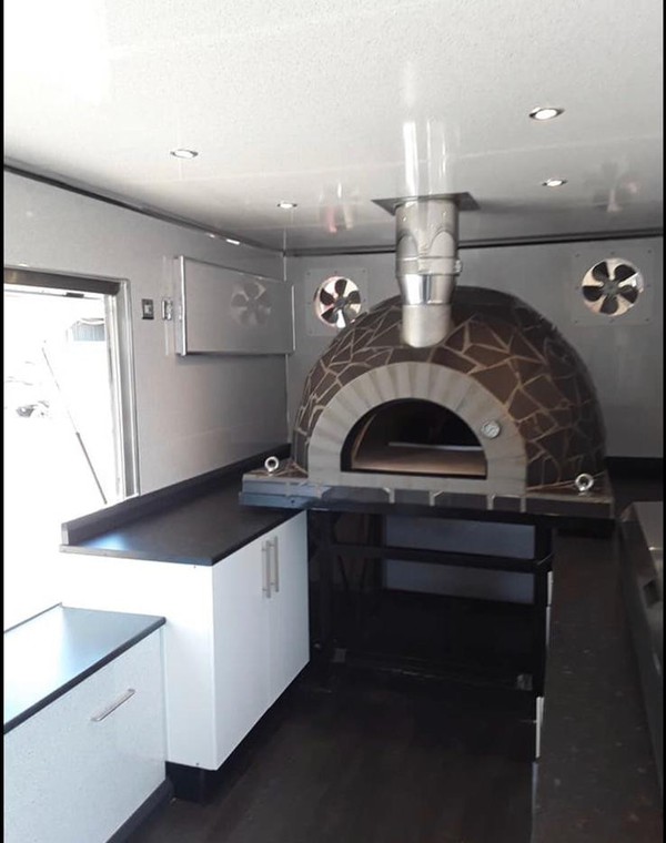 6 Pizzas wood fired pizza oven