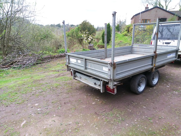 Drop side trailer with gage sides