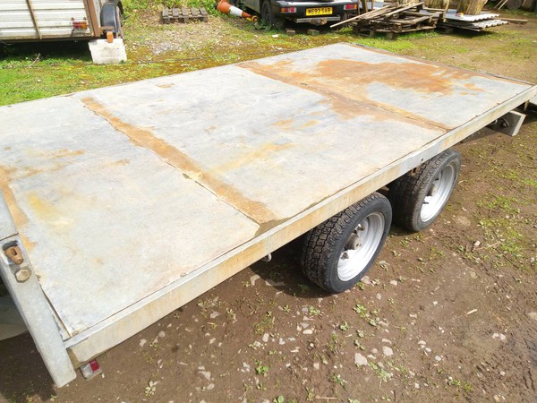 Flat bed trailer with drop sides - Tipping