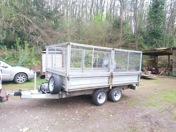Tipping trailer with cage sides