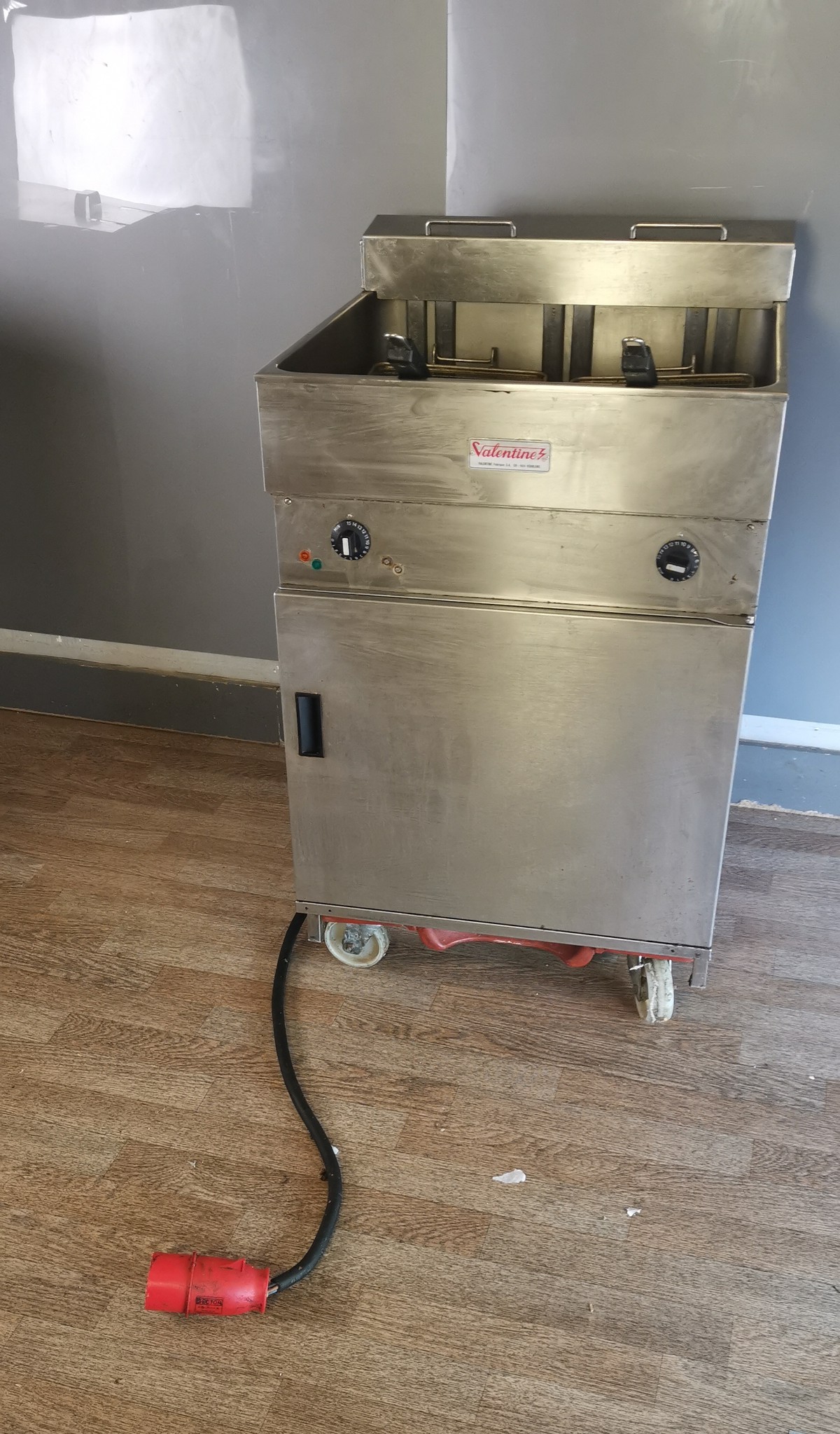 Secondhand Catering Equipment Electric Fryers Twin Basket Valentine