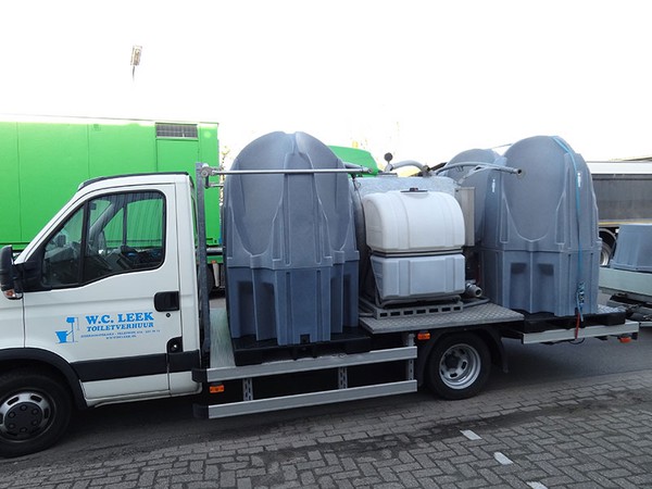 Urinals carried on vacuum tanker