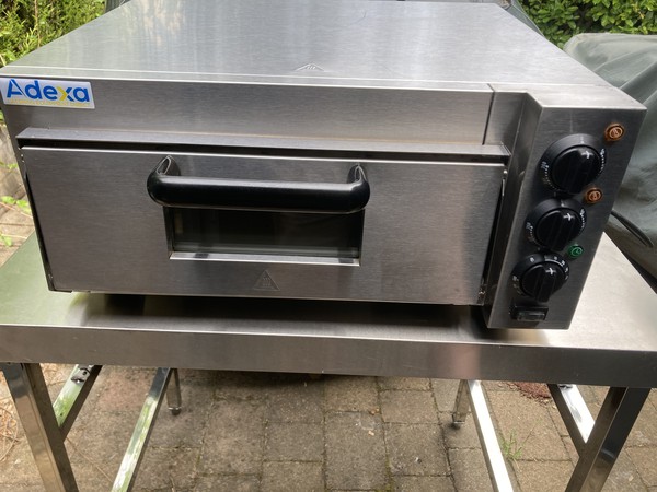 Single deck electric pizza oven