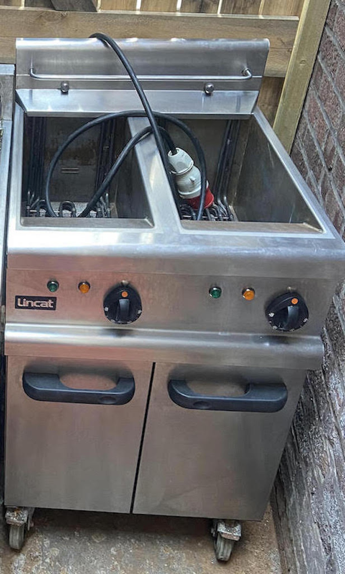 Secondhand Catering Equipment Electric Fryers 2x Lincat Opus 800