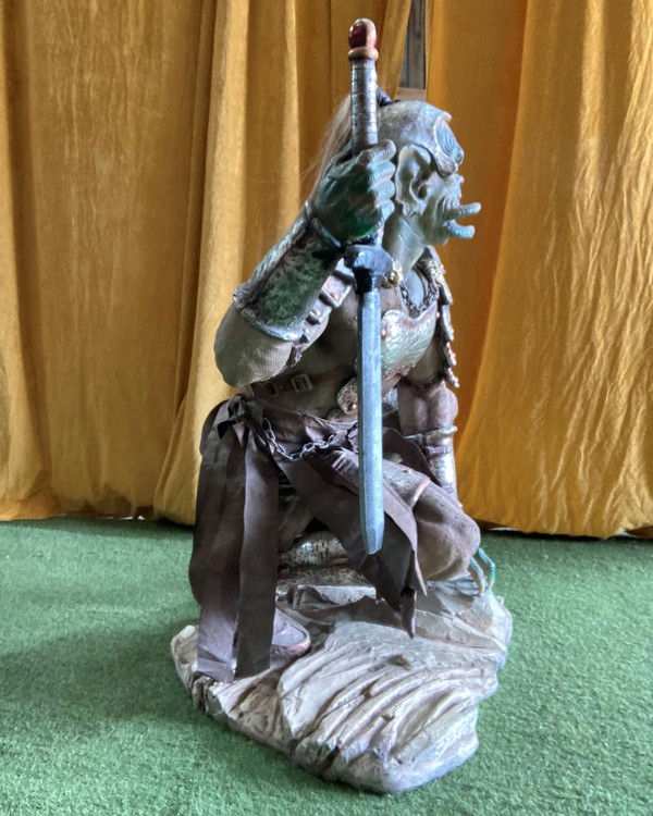 Predator Statue Female