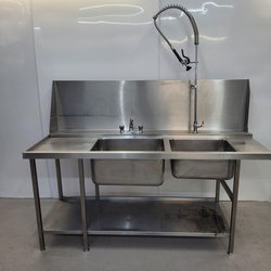 Inlet double sink table with spray arm