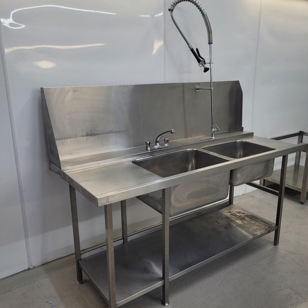 Stainless steel double sink with spray arm
