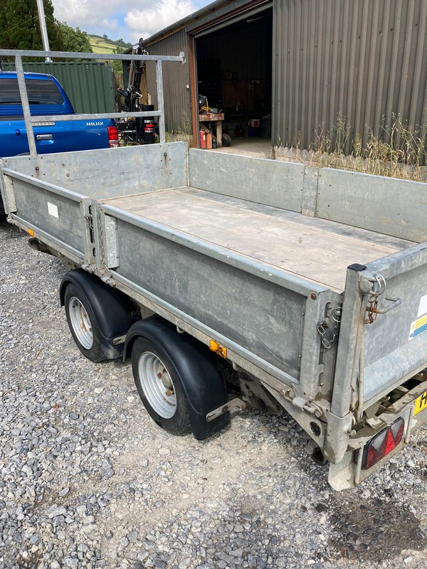 Tipping trailer with drop sides