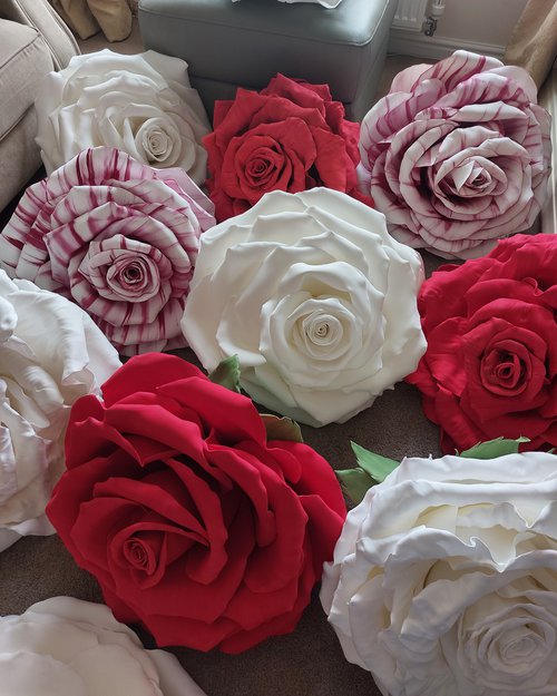 Secondhand Used Foam Roses Handmade in Italy For Sale Secondhand Used Foam Roses Handmade in Italy For Sale