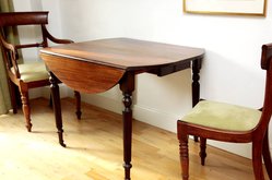 Extending dining table in mahogany