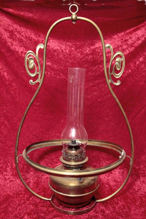 Victorian handing oil lamp