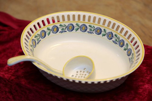 Wedgewood pierced bowl c. 1800 Wedgewood pierced bowl c. 1800