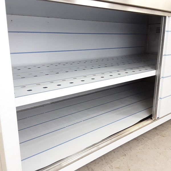 Hot cupboard with stainless steel shelf