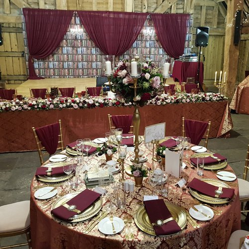Red & Gold Damask Tablecloths Set for sale Red & Gold Damask Tablecloths Set for sale