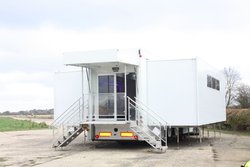 Exhibition lorry with double slide outs