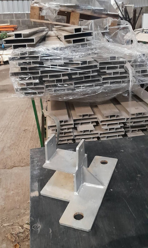 Aluminium floor profile with step over base plates