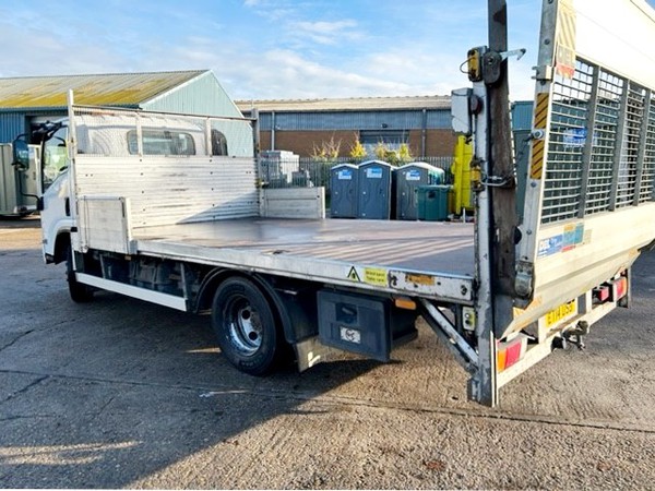 7.5 Flat bed lorry