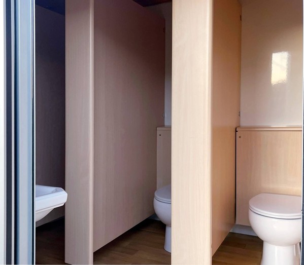 4x toilet cubicles