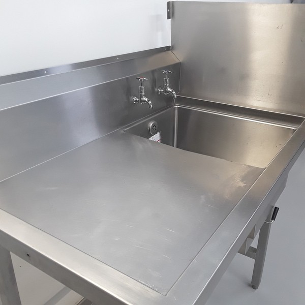 Commercial single sink with right hand drainer