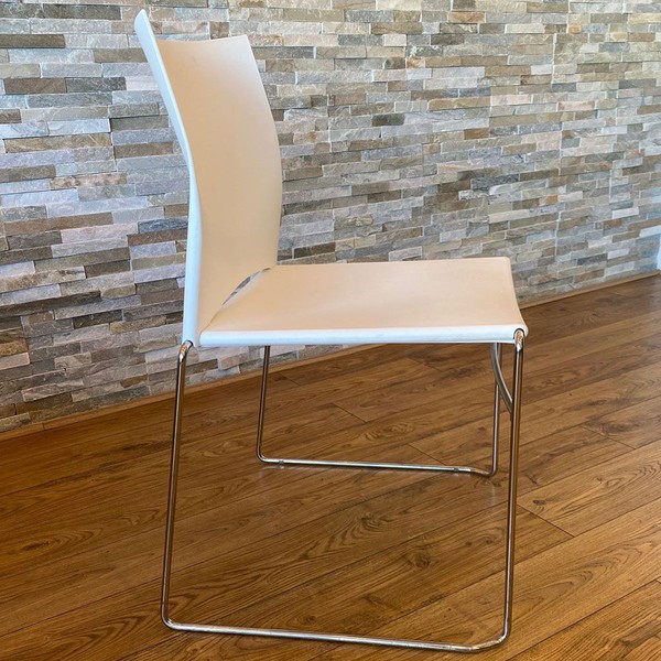 Secondhand White Polypropylene Contemporary Chair