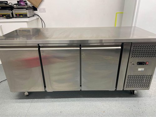 Secondhand Interlevin PH30F Three Door Counter Freezer For Sale Secondhand Interlevin PH30F Three Door Counter Freezer For Sale