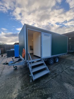 Luxury re-circulating toilet trailer with urinal troughs