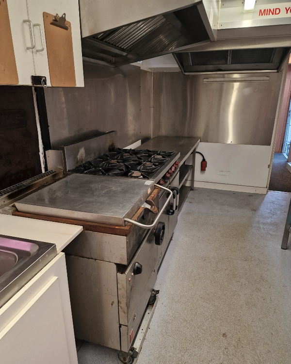 Six burner oven with extractor canopy