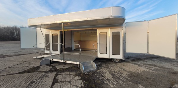 Exhibition trailer with fold out wings