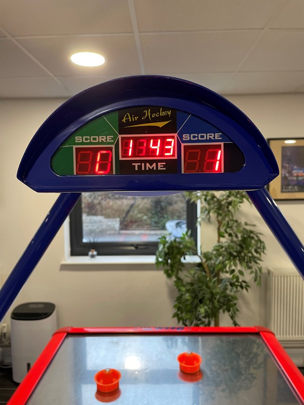Automatic scoring air hockey table