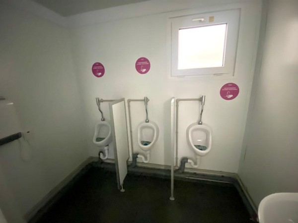 3x Urinals