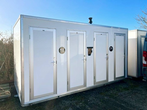 2x Toilet and 2x shower mobile unit