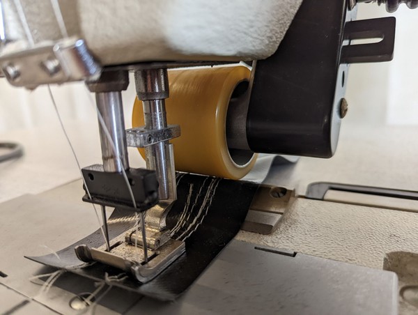 Twin needle sewing machine