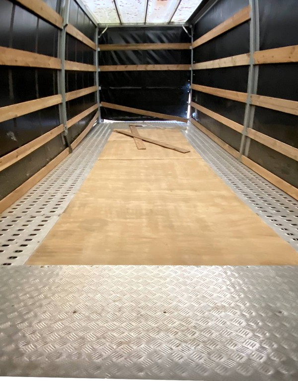 Curtain side trailer with load planks