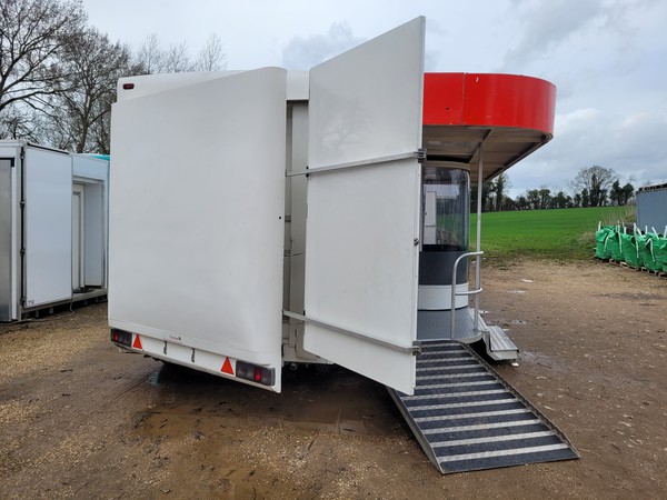 Exhibition trailer with disabled ramp