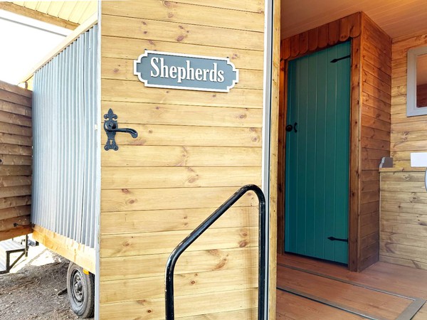 Shepherds hut 3 + 1 toilet trailer