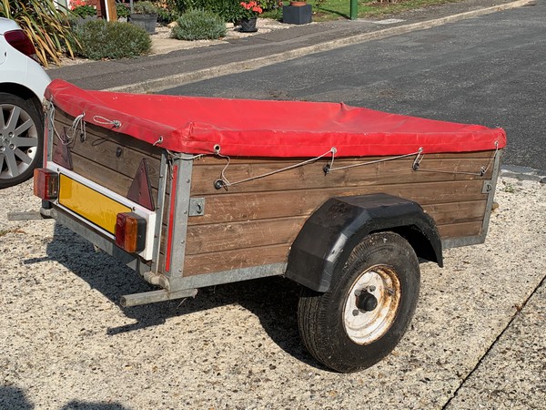Small camping trailer with cover