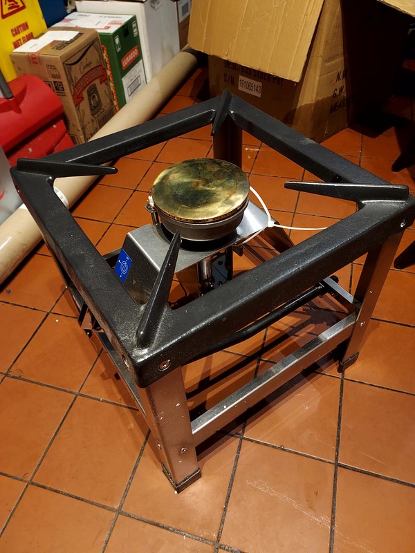 Stock pot burner with cast iron pan rest