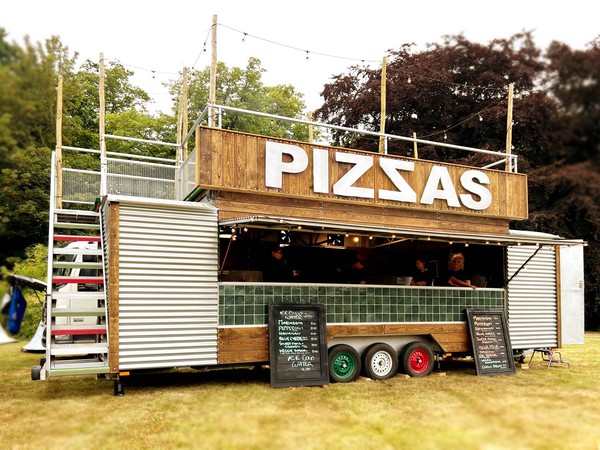 Pizza trailer with roof terrace