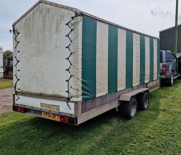 Flat bed trailer with curtain sides