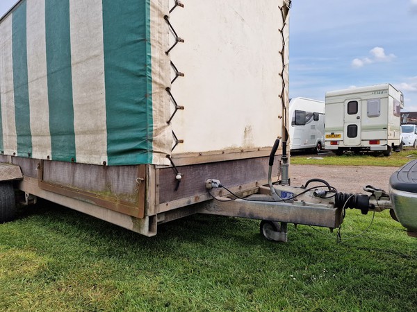 Second hand curtain side trailer