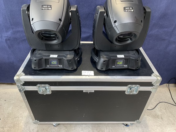 2x Showtec Infinity iS-200 LED Moving Lights