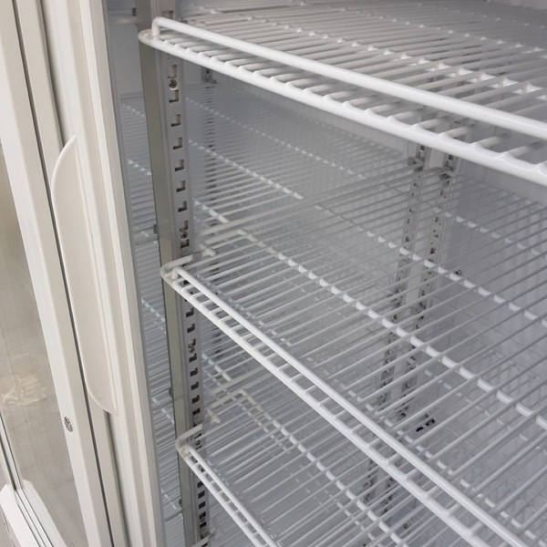 Display fridge with wire shelves