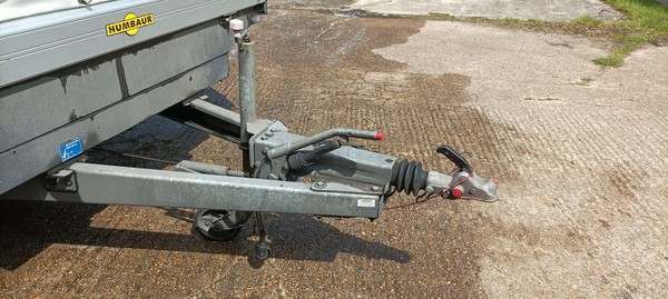 Curtain side trailer tow hitch