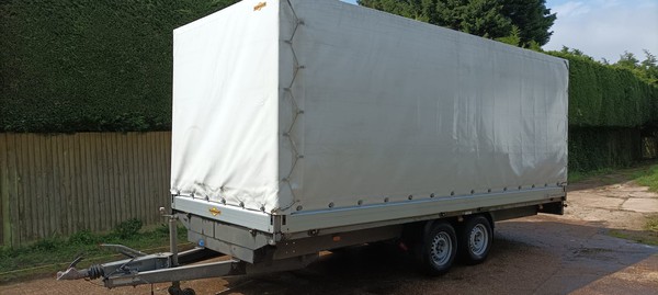 Second-hand curtain side / box trailer