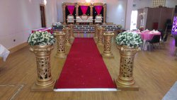 Secondhand 8pc Gold Fibre Walkway Pillars with Red Carpet For Sale